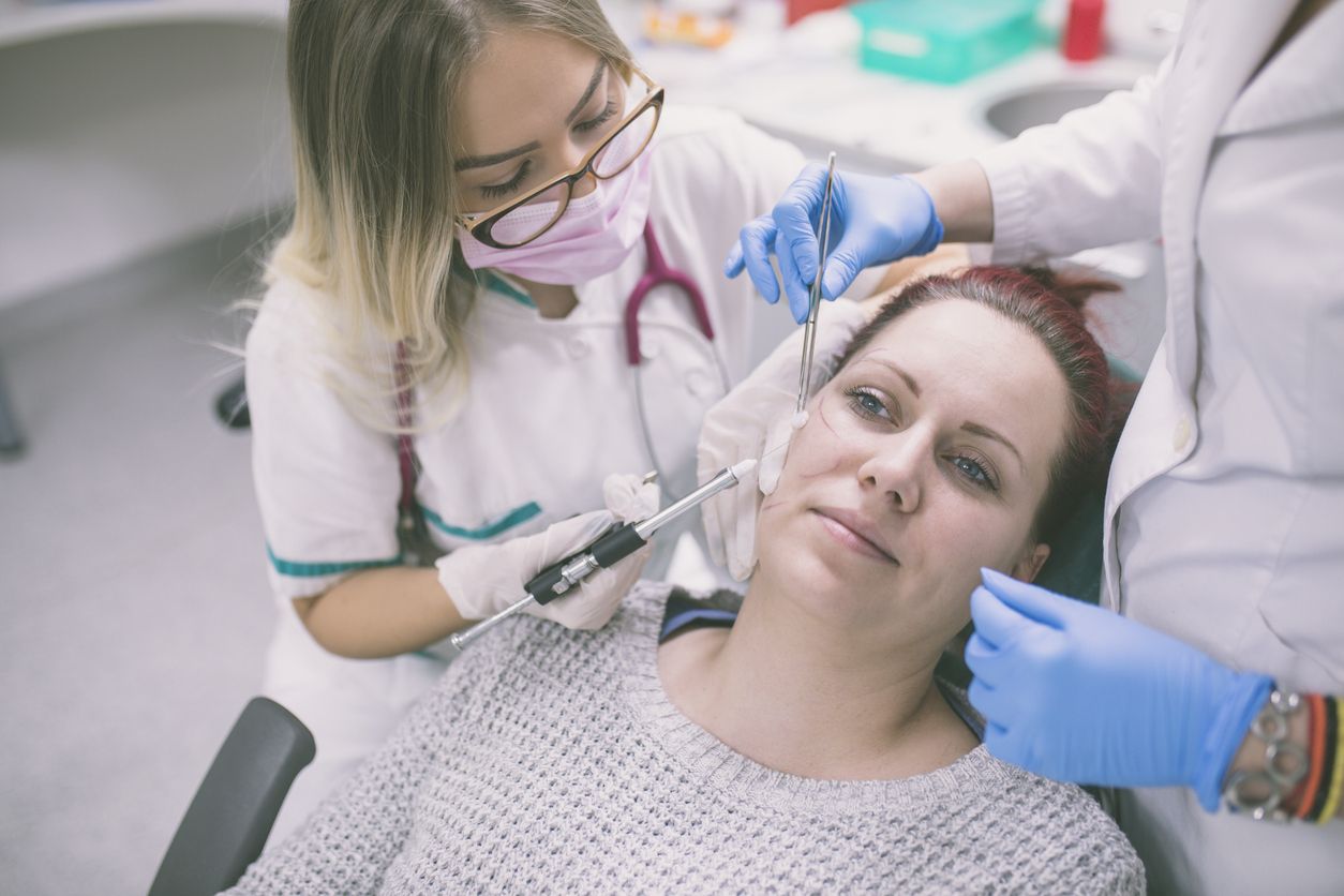 Mujer siendo atendida por médico