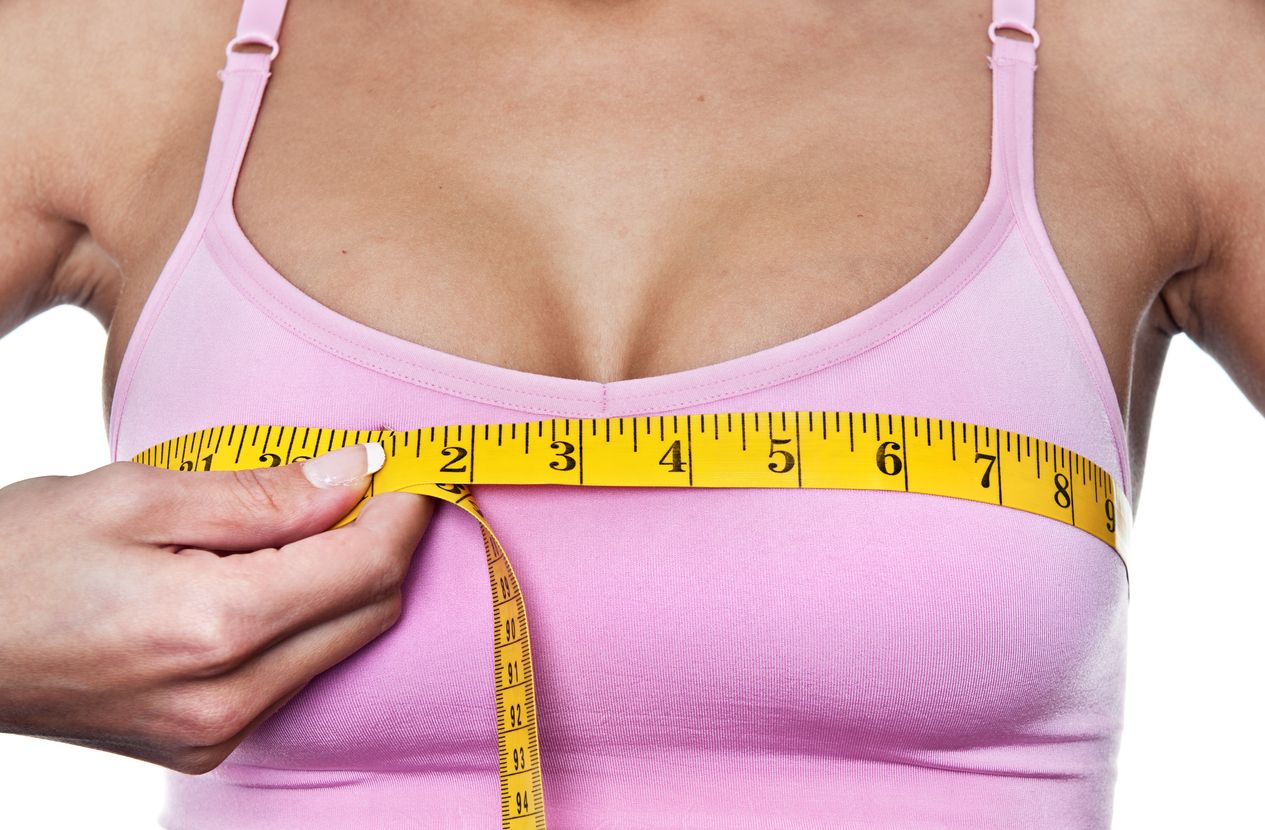 Mujer midiendo sus senos