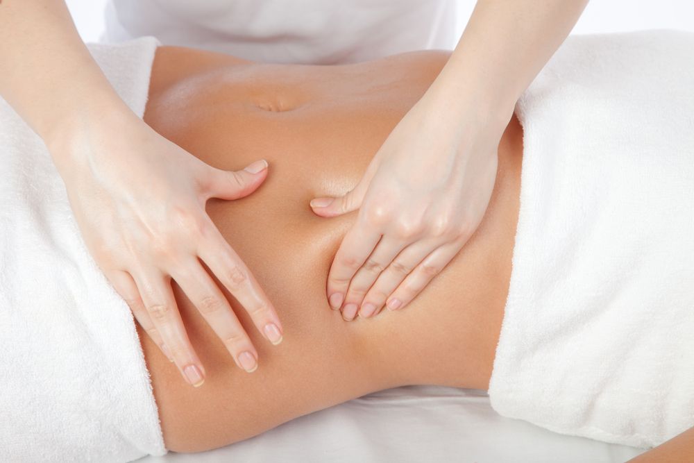 Persona recibe un masaje en el abdomen