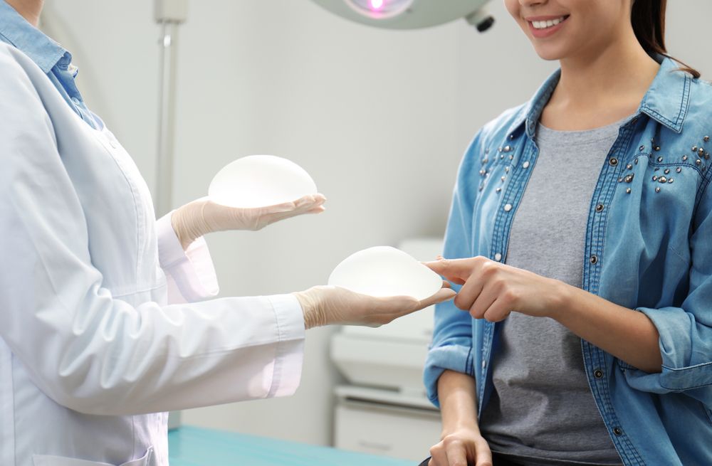 Mujer elige un implante mamario