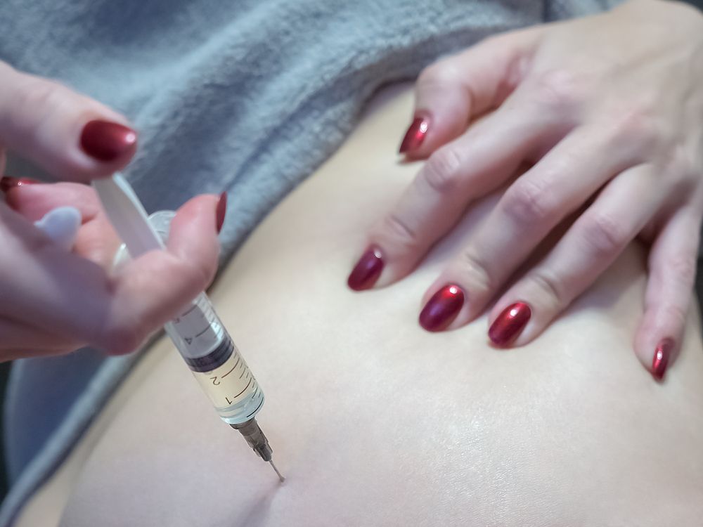 Mujer recibe una inyección