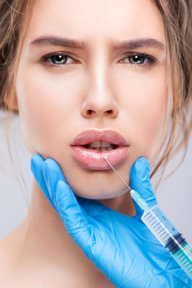 mujer recibe inyección en los labios
