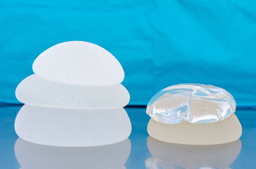 Implantes mamario de silicona sobre una superficie plana