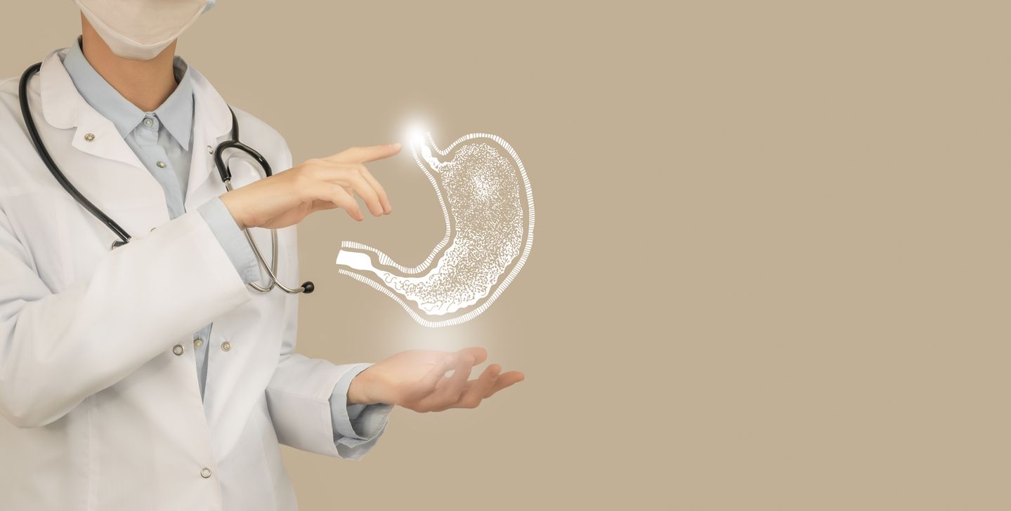 Médico con imagen 3D de un estómago
