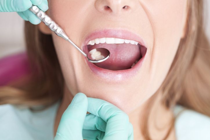 dentista revisa los dientes de una paciente