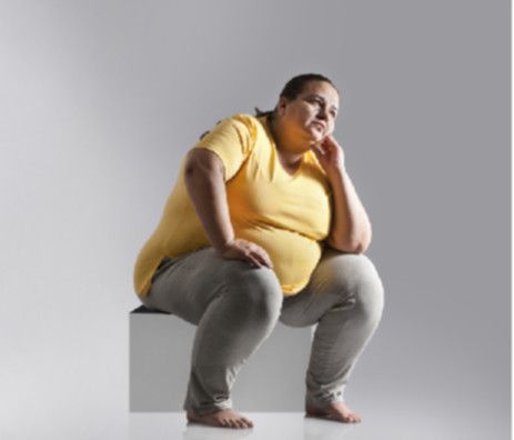 mujer con sobrepeso sentada en un banco