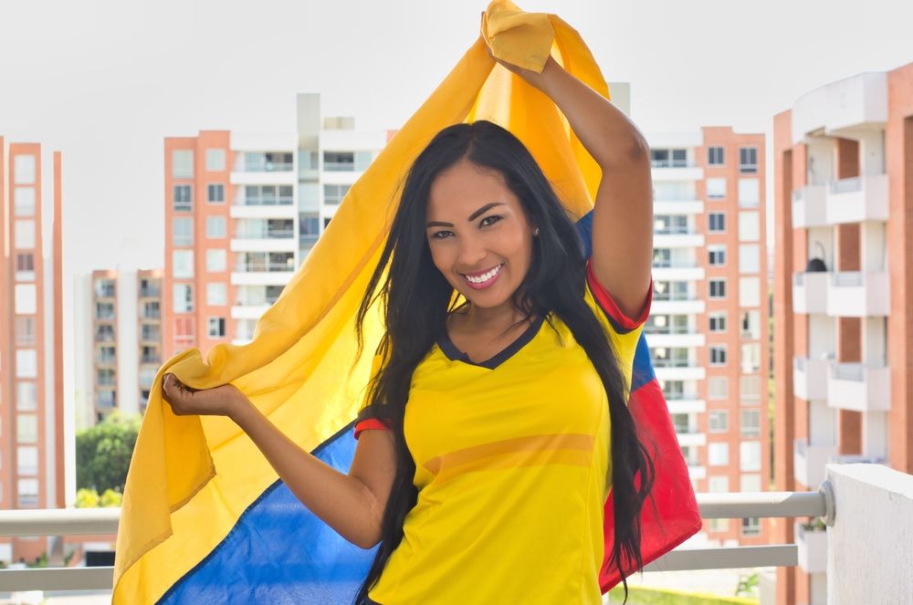 Mujer con bandera de Colombia