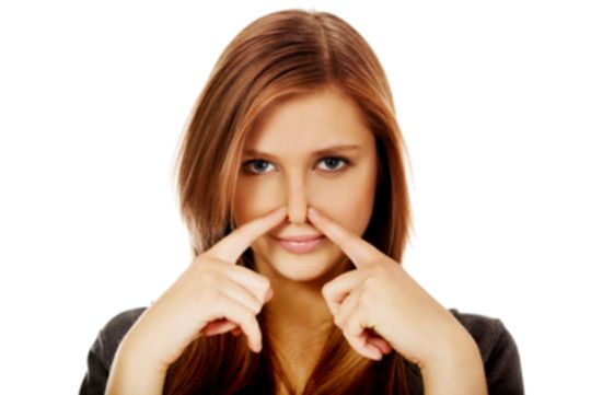 mujer perfila su nariz con las manos