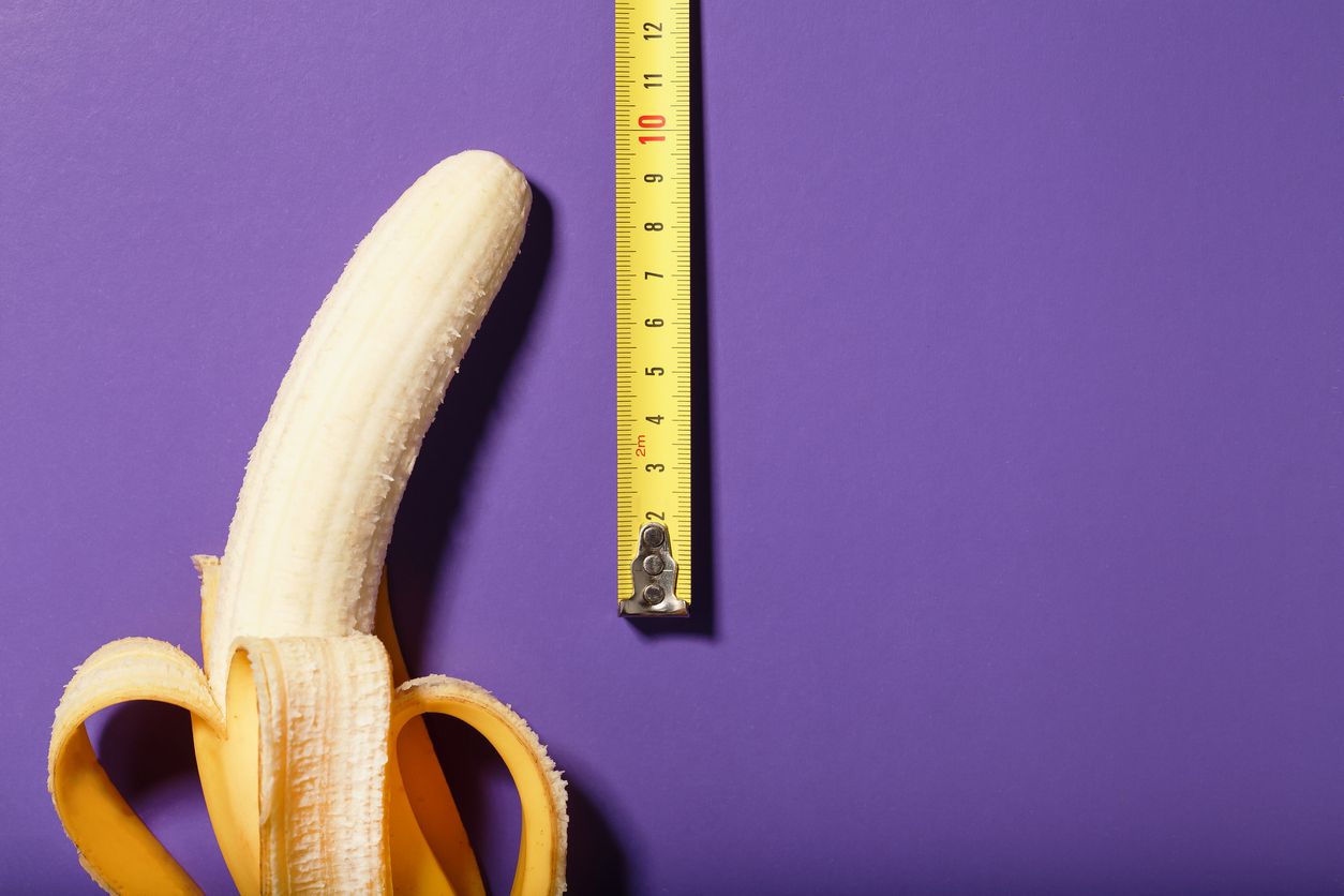Un plátano sobre fondo lila y un metros amarillo