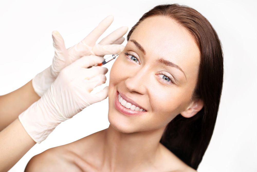 mujer recibe tratamiento de rejuvenecimiento facial