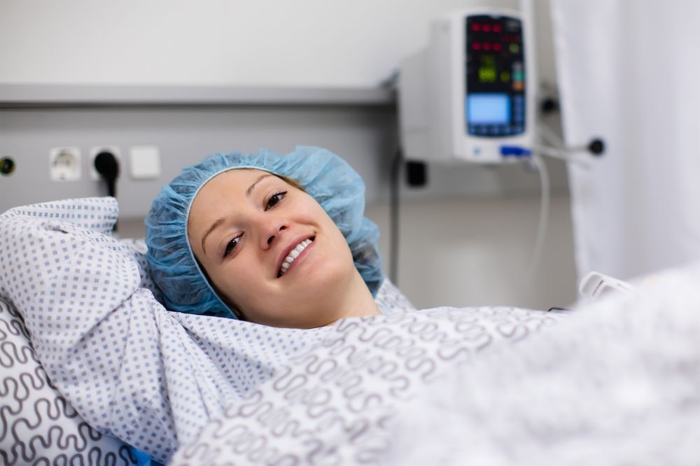 Mujer ecuperándose de una operación
