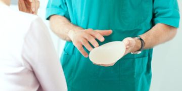 Las superficies de algunas prótesis podrían dar más complicaciones que otras