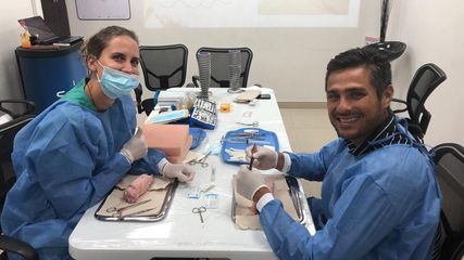 Dra. Gabriela González entrenadora quirúrgica en implantes dentales