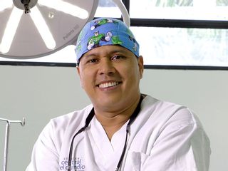 Dr. Víctor Reyes