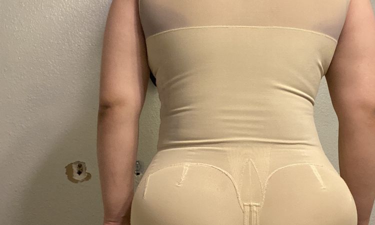 Nalgas de diferente tamaño después de cirugía. - 65106