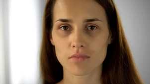 Rostro de mujer con ojeras